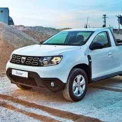 Biały Dacia Pickup Duster na placu budowy, gotowy do pracy.