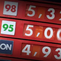 Cennik paliw na stacji: benzyna 98 za 5,32, 95 za 5,00, ON za 4,93.