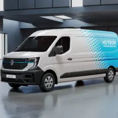 Biały van Renault Master 2 z niebieskim wzorem i napisem "H2-TECH HYDROGEN FUEL CELL" na boku, stojący w nowoczesnym wnętrzu.