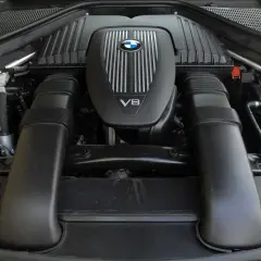 Silnik V8 BMW x5 e70, potężna jednostka napędowa z charakterystycznym logo BMW.