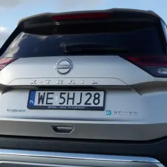 Tylna część srebrnego Nissana X-Trail e-POWER z polskimi tablicami rejestracyjnymi WE 5HJ28.