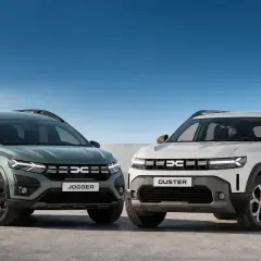 Dwa nowe modele Dacia: zielony Jogger i biały Duster 2. Gotowe na każdą przygodę pod błękitnym niebem.