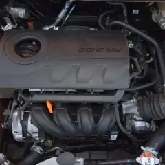Silnik 1.4 MPI DOHC 16V w samochodzie. Widoczny kolektor dolotowy, pokrywa zaworów i elementy układu chłodzenia.