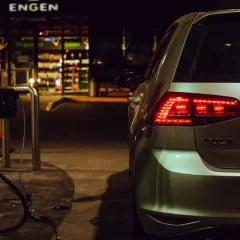Samochód Golf na stacji paliw. Czas na decyzję: diesel czy benzyna?