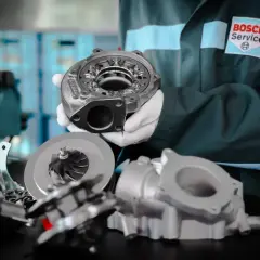 Mechanik w rękawiczkach prezentuje części turbosprężarki. Dowiedz się, na jakich obrotach jeździć benzyna, by silnik pracował optymalnie.
