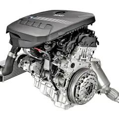 Silnik diesla BMW N47 z widocznym turbosprężarką i sprzęgłem.
