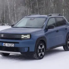 Nowy Fiat Grande Panda w zimowej scenerii, gotowy na śnieżne przygody.