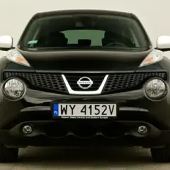 Czarny Nissan Juke 1.6 benzyna z charakterystycznymi okrągłymi światłami i kratką.