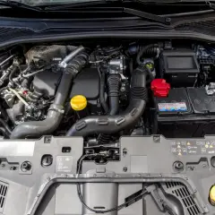 Silnik 1.2 tce z turbosprężarką, akumulatorem i przewodami.