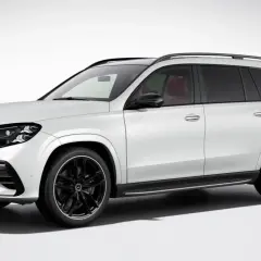 Biały Mercedes GLS 2025 z czarnymi felgami i czerwonym wnętrzem, gotowy na każdą podróż.