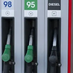 Dwa dystrybutory z zielonymi końcówkami do benzyny (98, 95) i jeden z czarną do DIESEL. Silnik wysokoprężny to diesel, nie benzyna.