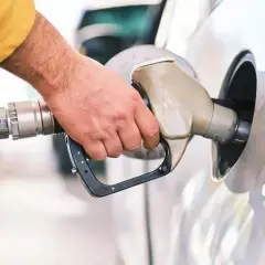 Czy benzyna E10 pasuje do mojego samochodu? Uważaj na ryzyko!