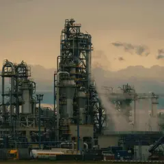 Rafineria ropy naftowej, gdzie jedna baryłka ropy może dać setki litrów benzyny. W tle widać parę unoszącą się z instalacji.