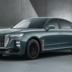Elegancki, ciemnozielony Hongqi H9 z chromowanymi detalami i czarnymi felgami. Sprawdź jego atrakcyjną hongqi h9 cenę!