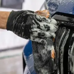 Rękawica w pianie czyści kratkę chłodnicy. Dowiedz się, jak myć auto na myjni, by lśniło jak nowe.