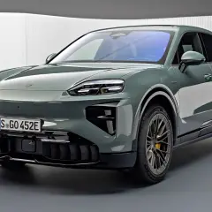 Nowy, zielony SUV Porsche z rodziny elektrycznych modele porsche, z charakterystycznymi światłami i felgami.