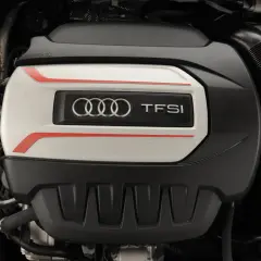 Silnik 2.0 TSI z logo Audi. Moc i precyzja w jednym.