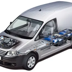 Volkswagen Caddy zasilany gazem ziemnym (CNG). Widoczny silnik i zbiorniki paliwa.