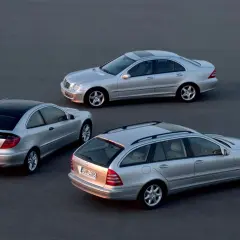 Trzy srebrne Mercedesy W203: sedan, coupe i kombi. Jeden z nich to mercedes w203 1.8 kompressor.
