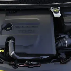Silnik Forda Focus Mk2 1.6 TDCi z osłoną i elementami układu dolotowego.