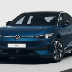 Elegancki, ciemnoniebieski VW ID.7 z czarnym dachem prezentuje się nowocześnie.