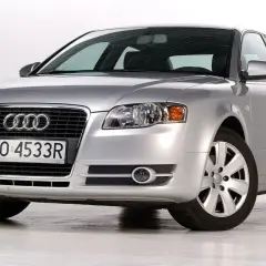 Srebrne Audi A4 B7 2.0 TDI z polskimi tablicami PO 4533R, prezentujące się na jasnym tle.