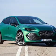 Nowe Renault Clio w zielonym kolorze prezentuje się dynamicznie na drodze.