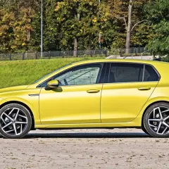 Żółty hatchback, idealny do miasta i na wakacje. Zobacz, co to jest hatchback i dlaczego warto go mieć!