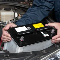 Wymiana akumulatora w dieslu 1.9 TDI 110KM. Mechanik montuje nowy akumulator.