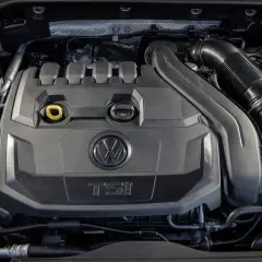 Silnik 1.5 TSI Volkswagena z widocznym logo i oznaczeniem.