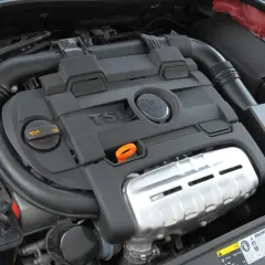 Silnik TSI z widocznym logo VW. Widoczne elementy układu dolotowego i chłodzenia.