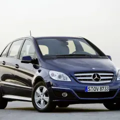 Ciemnoniebieski Mercedes B-klasa stoi na drodze.