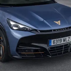 Niebieski Cupra Tavascan z miedzianymi akcentami i sportowym wyglądem.