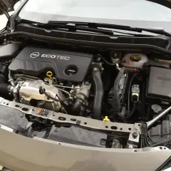Silnik Opel Ecotec, widok z góry. Widać turbosprężarkę i elementy układu dolotowego.
