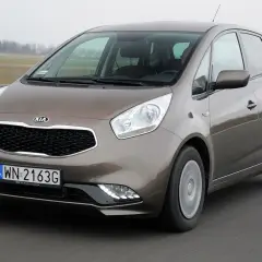 Brązowa Kia Venga 1.4 benzyna w ruchu drogowym.