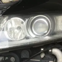 Reflektor samochodowy z widocznymi śladami kondensacji.
