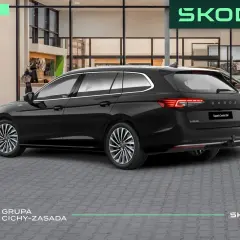 Elegancki czarny Skoda Superb Combi L&K stoi przed salonem.