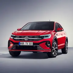 Czerwony Volkswagen Taigo VW z czarnym dachem i felgami, prezentujący sportowy design.