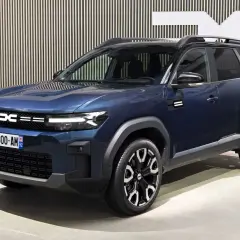 Nowy Dacia Bigster w ciemnoniebieskim kolorze, z nowoczesnym grillem i felgami. Czekamy na jego cenę!