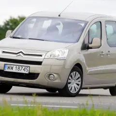Beżowy Citroen Berlingo 1.6 HDI z polskimi tablicami rejestracyjnymi WW 1874S jedzie po drodze.