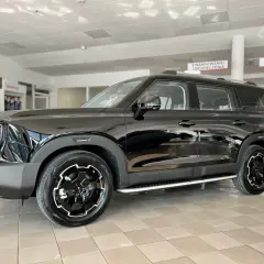 Czarny BAIC BJ30 lśni w salonie samochodowym, gotowy na przygodę.