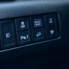Przycisk "ECO MODE" w samochodzie. To tryb jazdy, który pomaga oszczędzać paliwo.