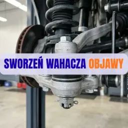 Zbliżenie na sworzeń wahacza samochodu z napisem "SWORZEŃ WAHACZA OBJAWY".