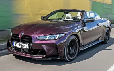 Fioletowe BMW M4 kabriolet w ruchu. Sprawdź aktualną bmw m4 cena i poczuj wolność jazdy.