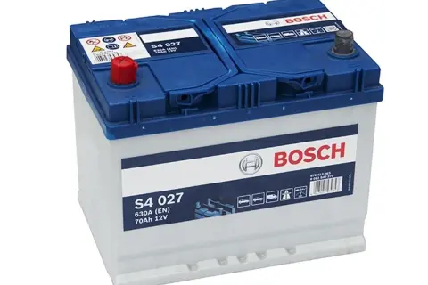Akumulator Bosch S4 027 70Ah 12V. Zastanawiasz się, ile wytrzymuje akumulator? Ten model zapewni Ci niezawodność.