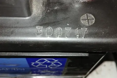 Na obudowie akumulatora widoczny jest ciąg cyfr "300717", który może oznaczać datę produkcji akumulatora.