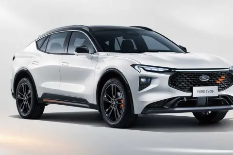 Biały Ford Evos z czarnym dachem, nowoczesnym grillem i stylowymi felgami.