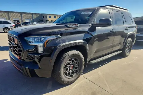Czarny Toyota Sequoia TRD Pro gotowy na przygodę. Potężny SUV z agresywnym grillem i terenowymi oponami.