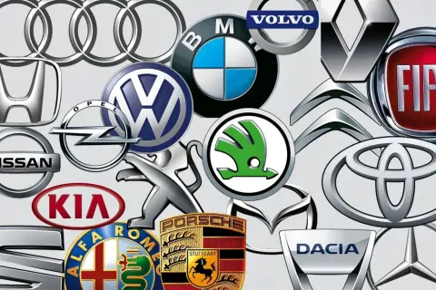 Kolekcja znaczków znanych marek samochodów: Audi, BMW, Volvo, Renault, Fiat, Toyota, Skoda, Mazda, Dacia, Peugeot, Kia, Nissan, Honda, Opel, Alfa Romeo, Mercedes-Benz, Volkswagen.