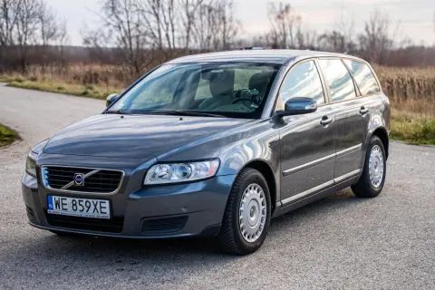 Szary Volvo V50 1.6 diesel na drodze pośród jesiennej przyrody.